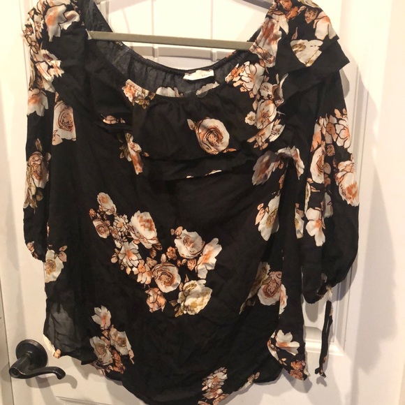 Jella C cold shoulder top - Picture 2 of 4